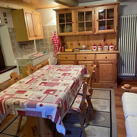 Semesterbostad Petite Maison Du Tirivel